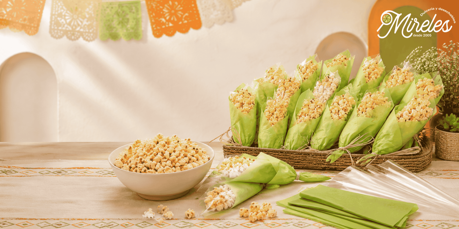 Palomitas servidas en bolsas para una fiesta mexicana